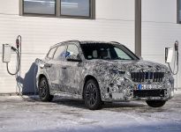 BMW X1 次期型のEV、プロトタイプの写真…2022年秋にモデル発表へ